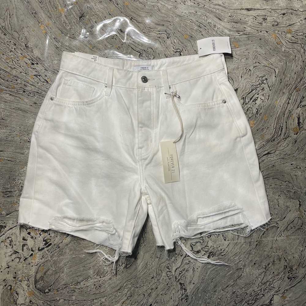 New Women’s white denim Jean 
shorts size 27
Mom shorts 
High rise relaxed - Picture 3 of 9